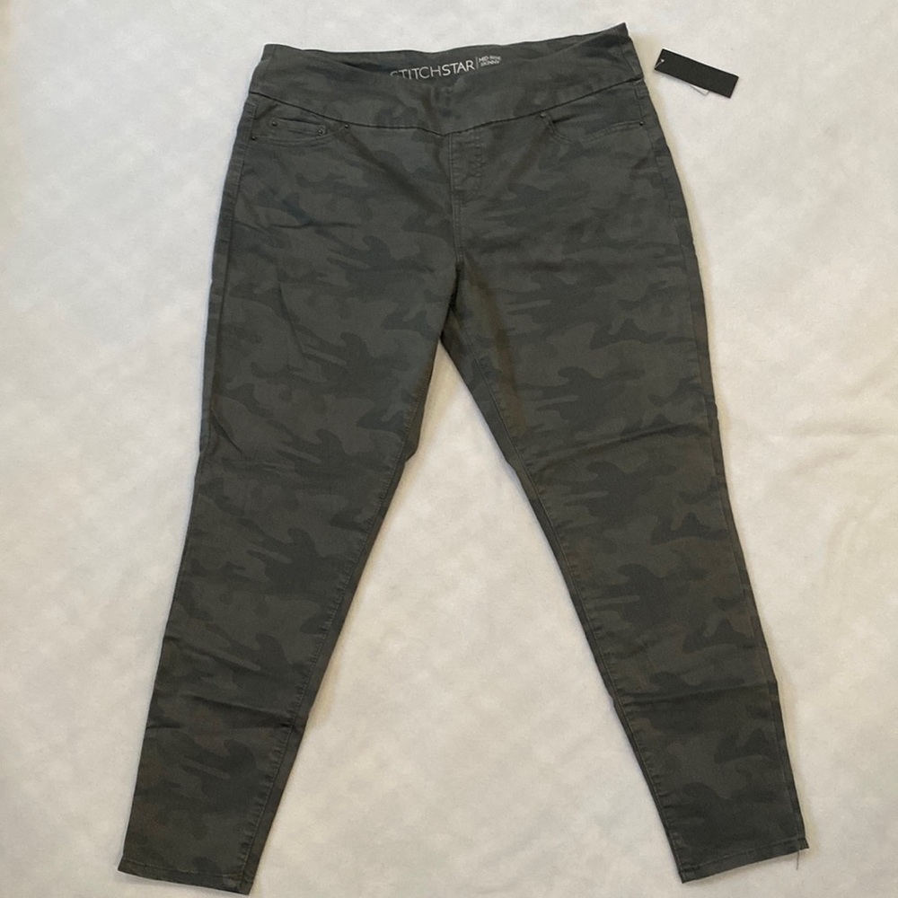 NWT - mid rise camo pull on jeggings
